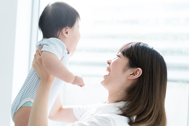 笑顔の保育士と子ども